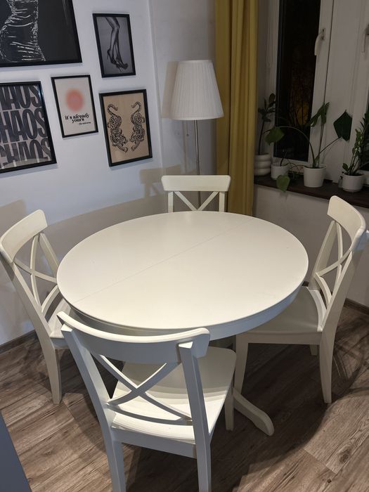 Stół rozkładany z 4 krzesłami – biały, klasyczny zestaw do jadalni