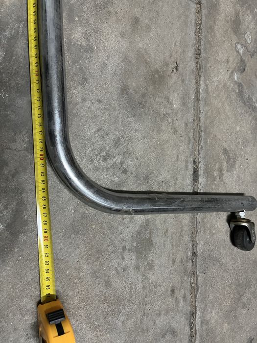 Tubos de metal com rodas