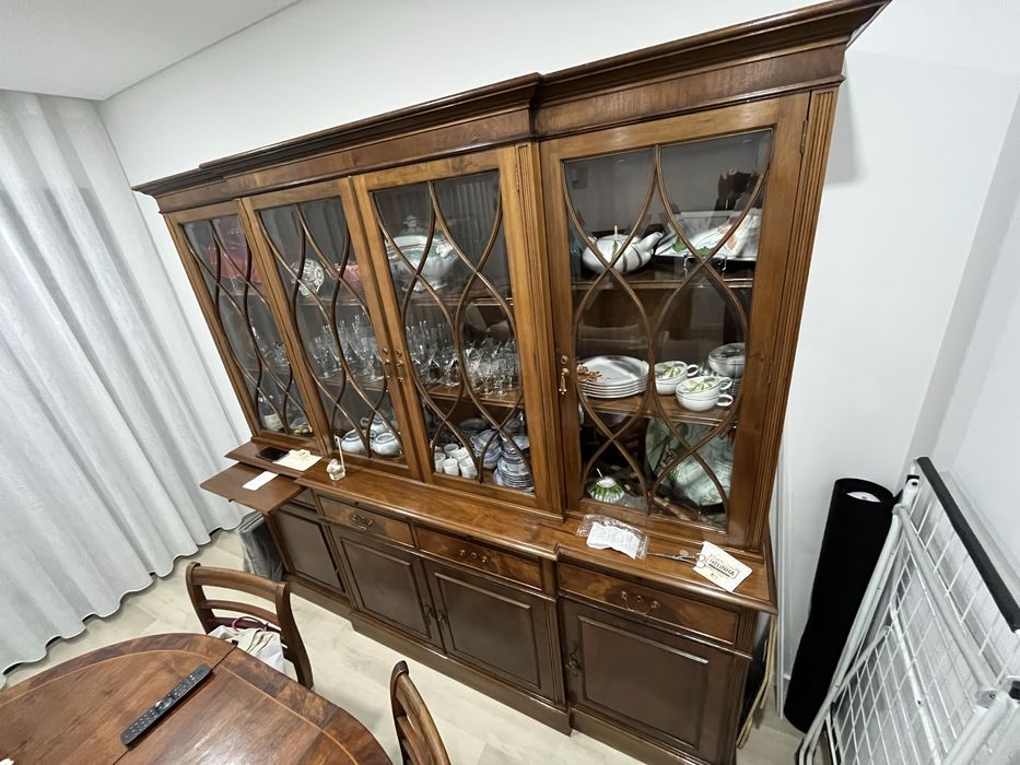 Conjunto louceiro + mesa com 6 cadeiras.