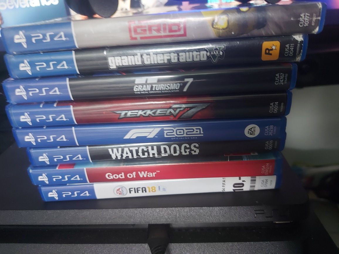 Ps4 1tb 8 gier .