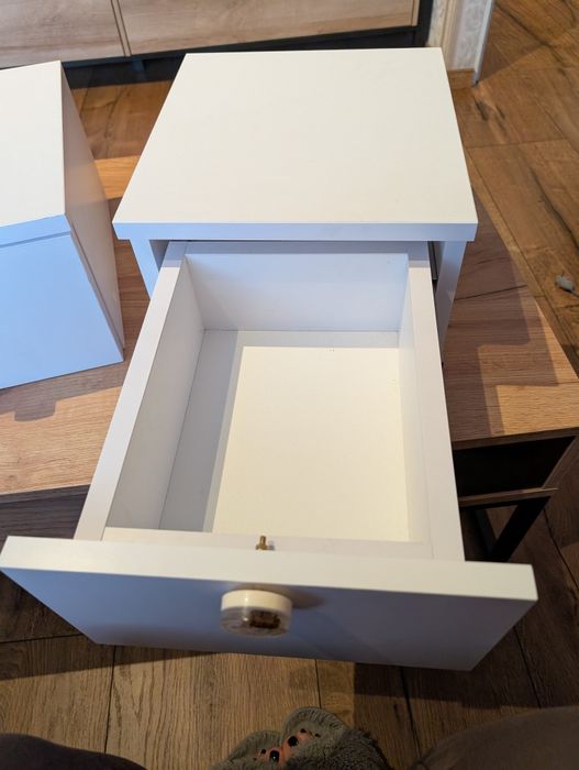 Dwie szafki nocne wiszące