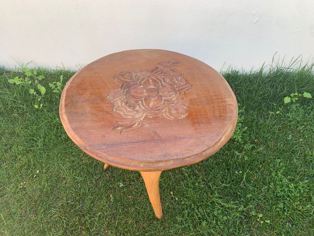 Mesa de madeira toda trabalhada á mão