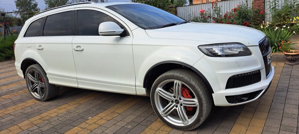Audi Q7 3.0D S line на пневме на полному ходу