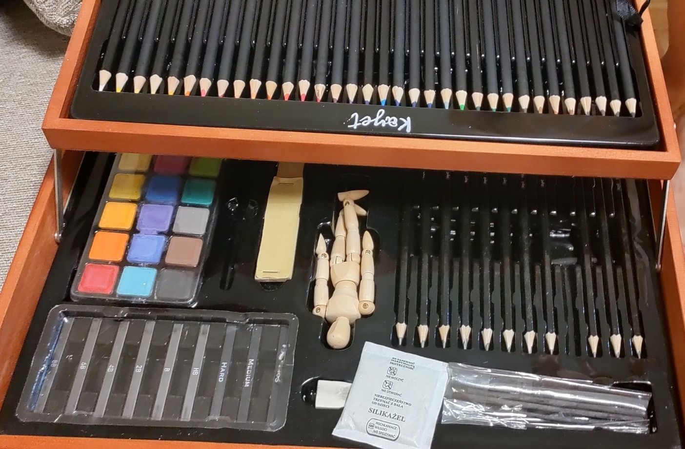 Mala com instrumentos de desenho
