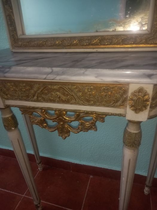 Credência antiga com espelho