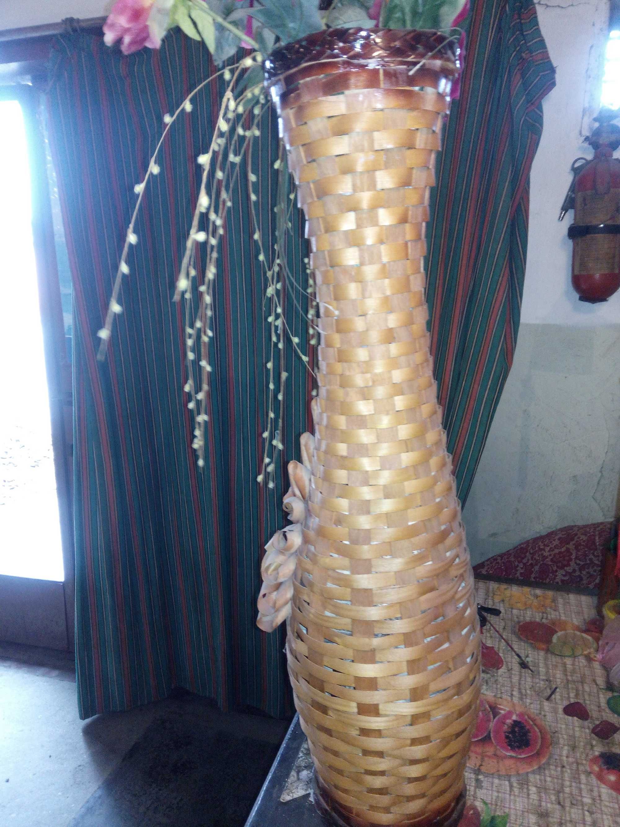 продам ваза напольная плетенная с бересты