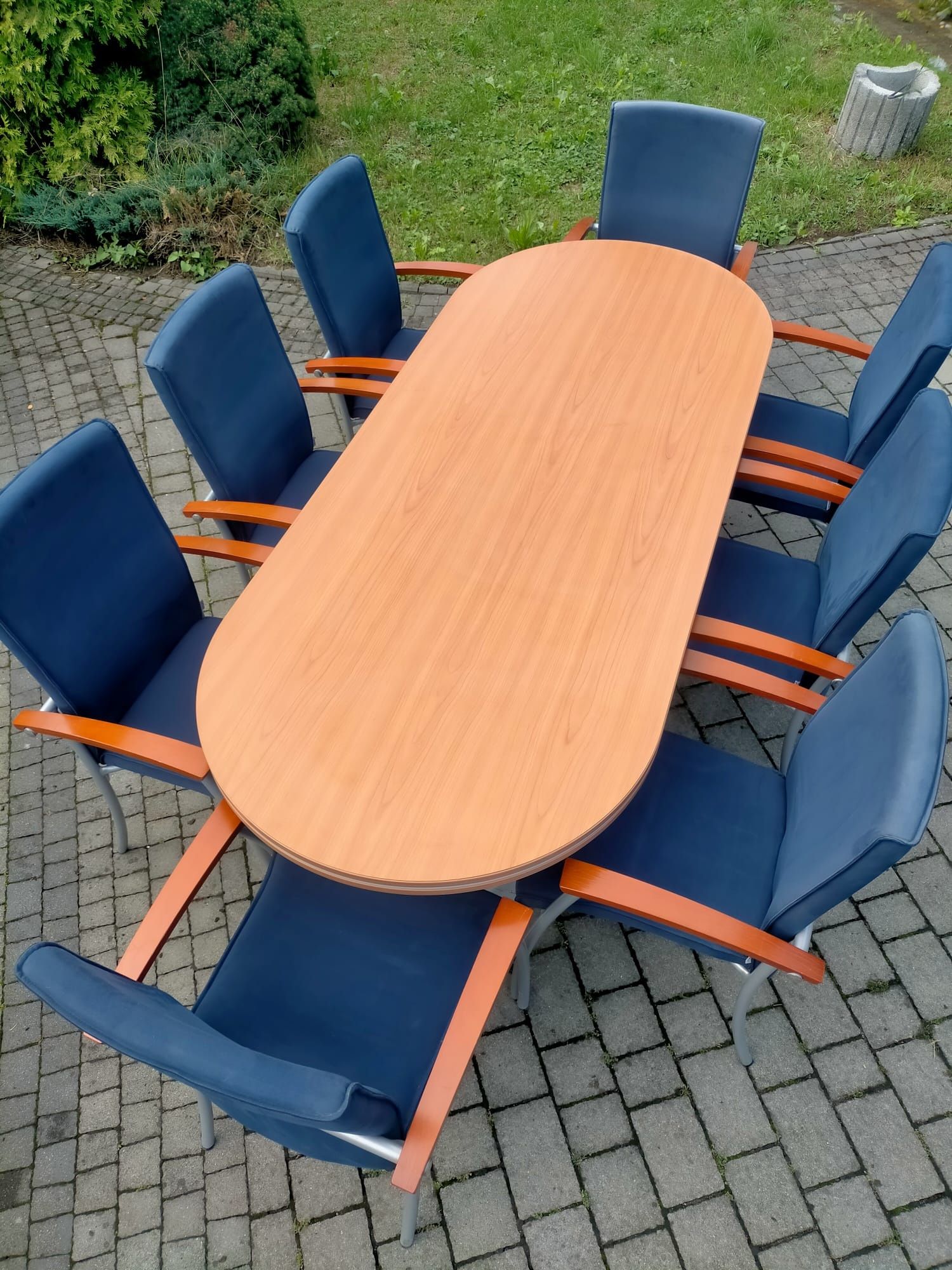 Stół konferencyjny z krzesłami, wytrzymały, porządny.