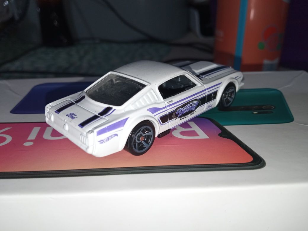 Ford Mustang Fastback hot wheels