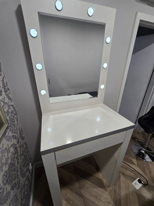 Toaletka do makijażu z lustrem i oświetleniem LED.