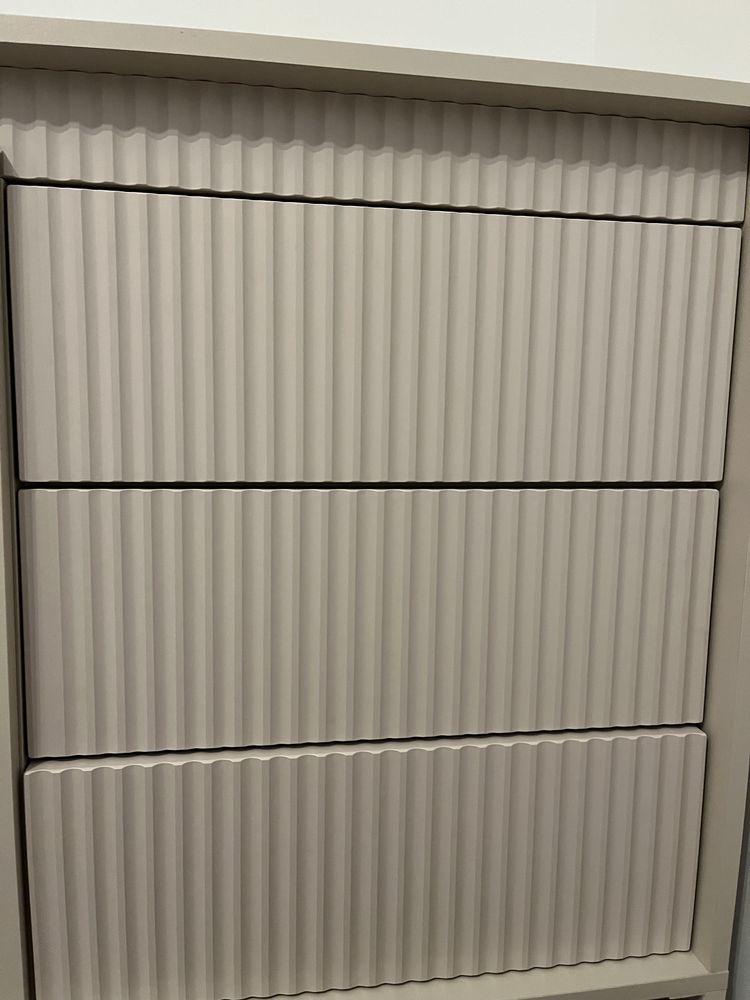 Komoda ryflowana z polkami i 3 szufladami .