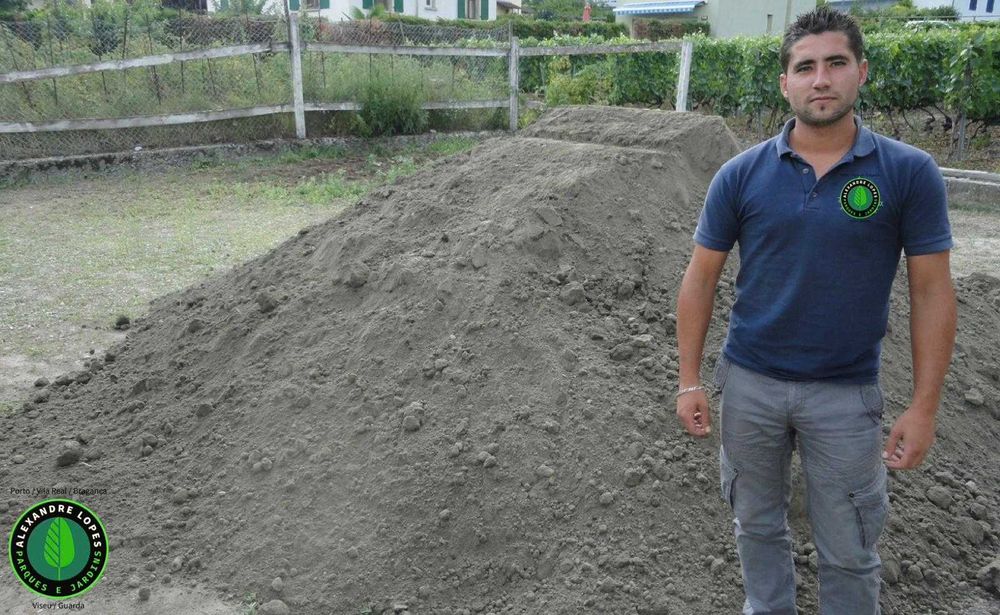 Terra vegetal para jardins, transporte