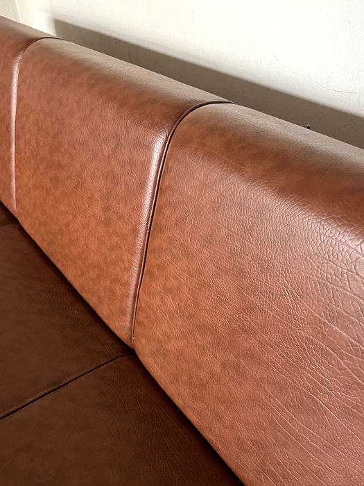 Sofá de 3 lugares em pele, em perfeito estado de conservação