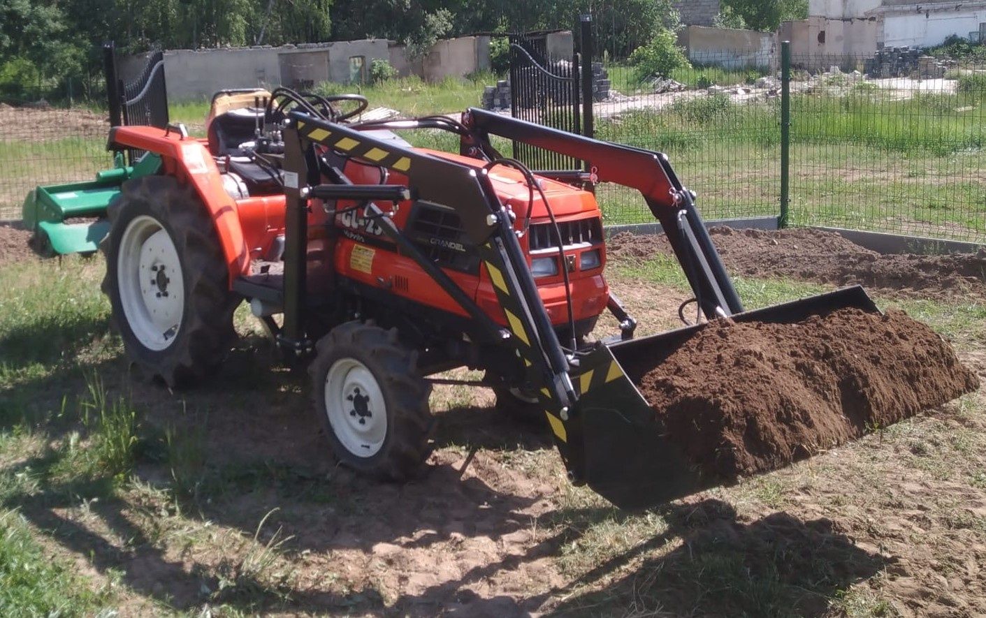 Kubota GL23 mini traktor z glebogryzarką, kosiarką, łyżką i widłami