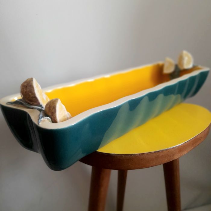 Recipiente rectangular em cerâmica vintage  com aplicações