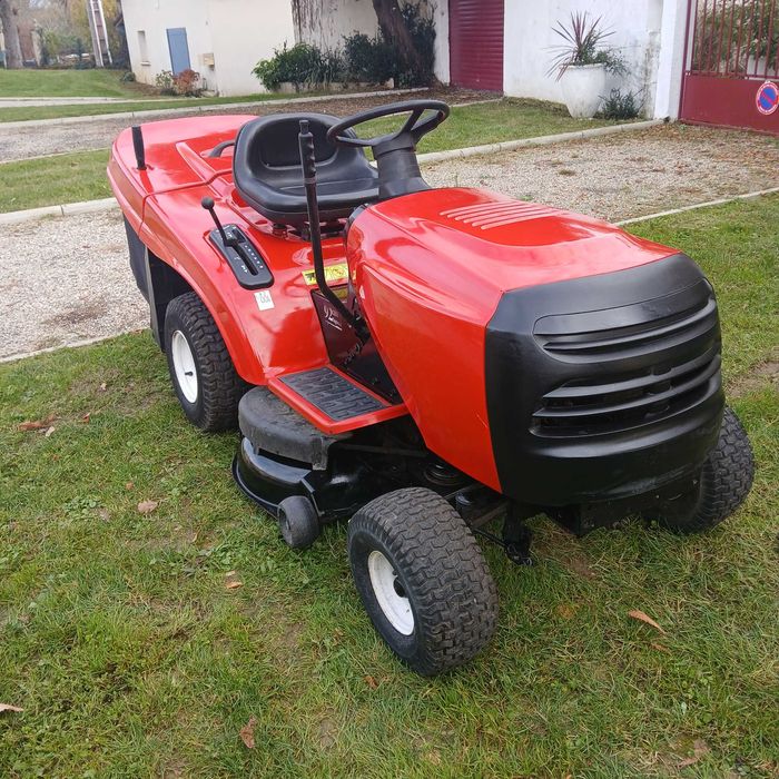 Tractor corta relva ou ervas selvagem