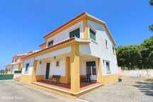 Moradia T4+1 em condomínio, terreno com 971 m2, Coto, Caldas da Rainha