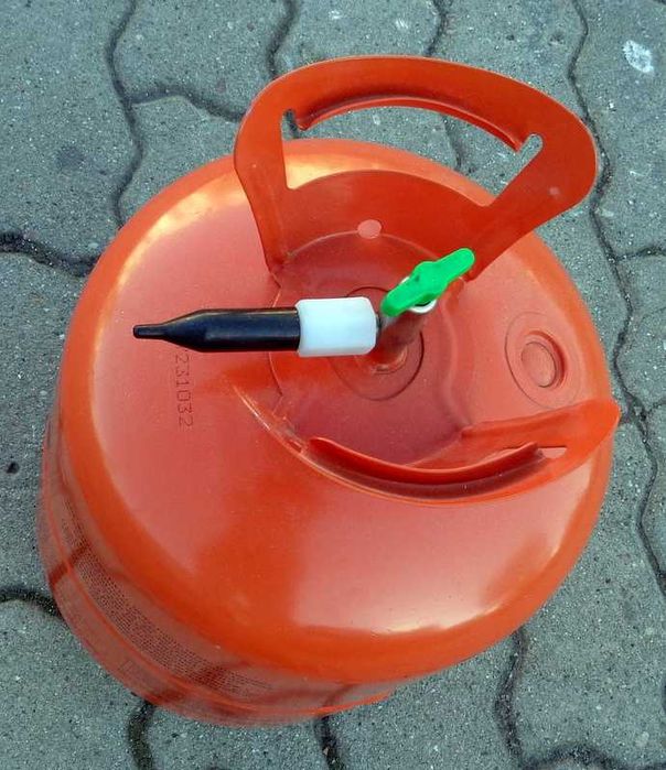 Pusta butla po helu - gazie do napełniania balonów.