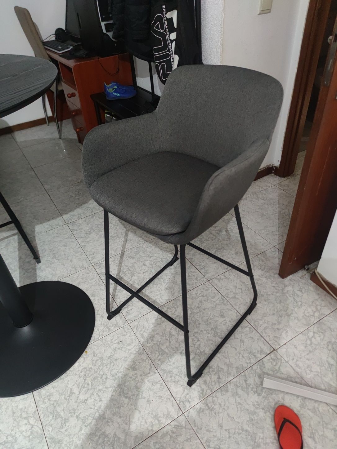 Mesa alta com bancos