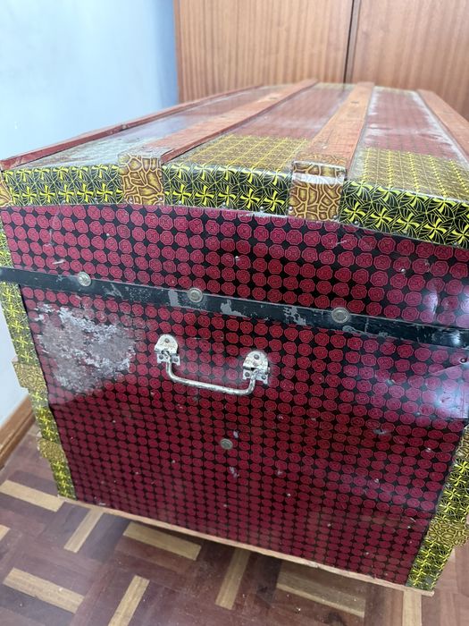 Arca em madeira revestida com chapa de metal