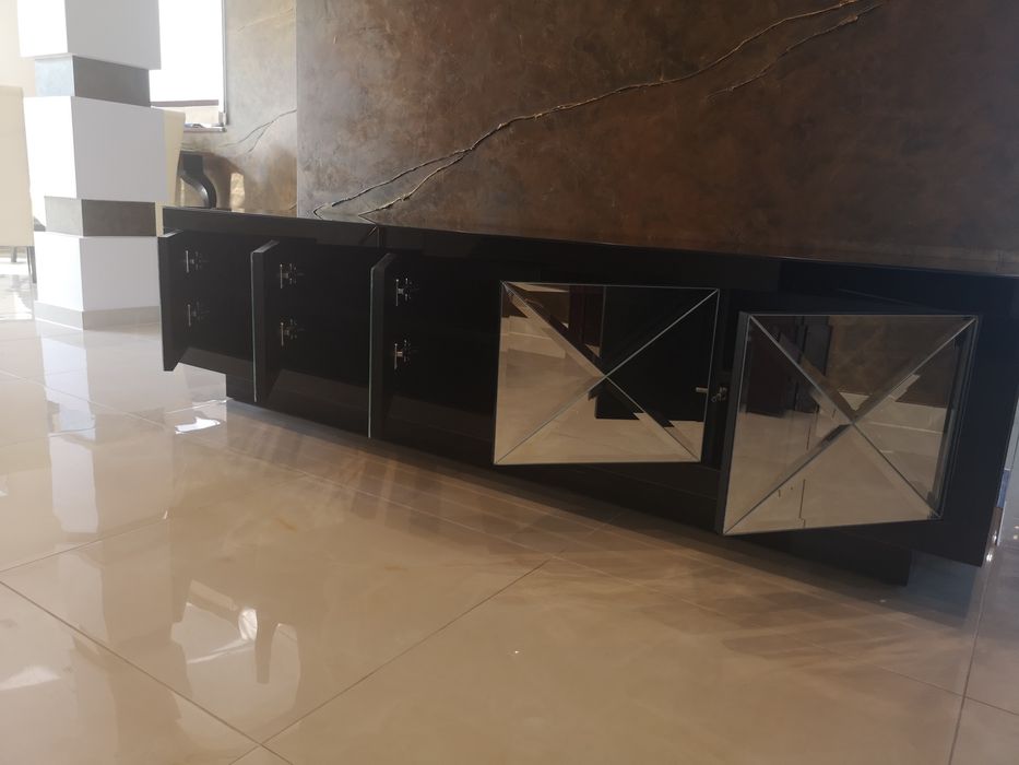 Ekskluzywna lustrzana komoda. Rtv glamour. Lustro fazowane.