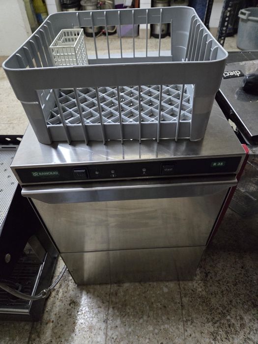 Máquina de lavar loiça Rancilio R35 em excelente estado.