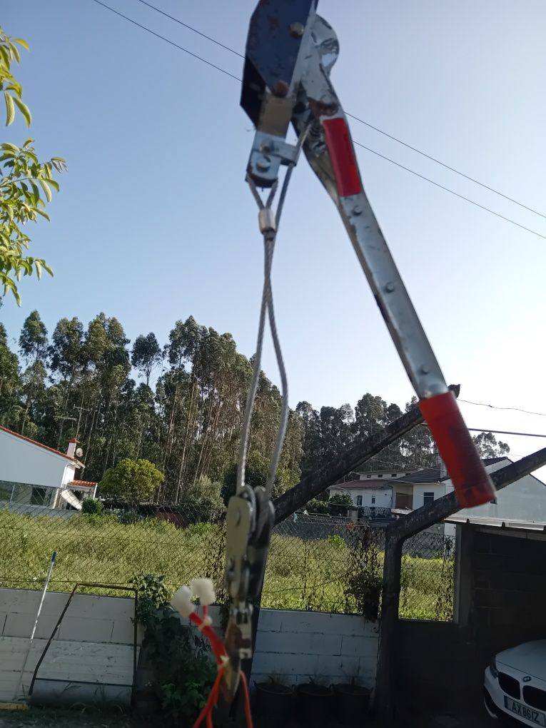 Vendo garibaldy ou guindaste para levantar motores ou outros pesos.