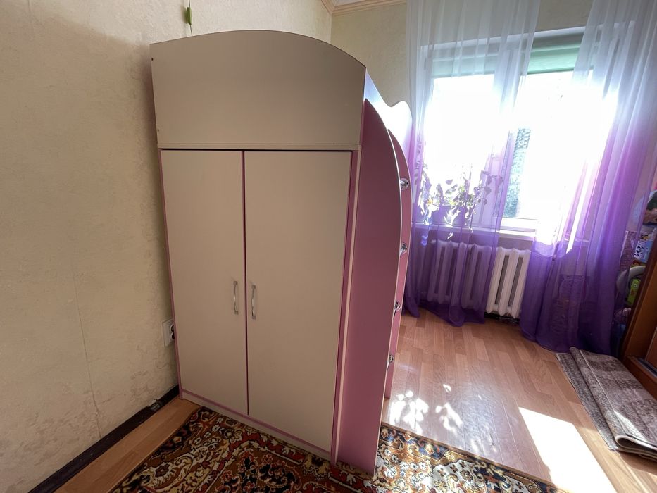 Дитяче ліжко двоповерхове рожеве