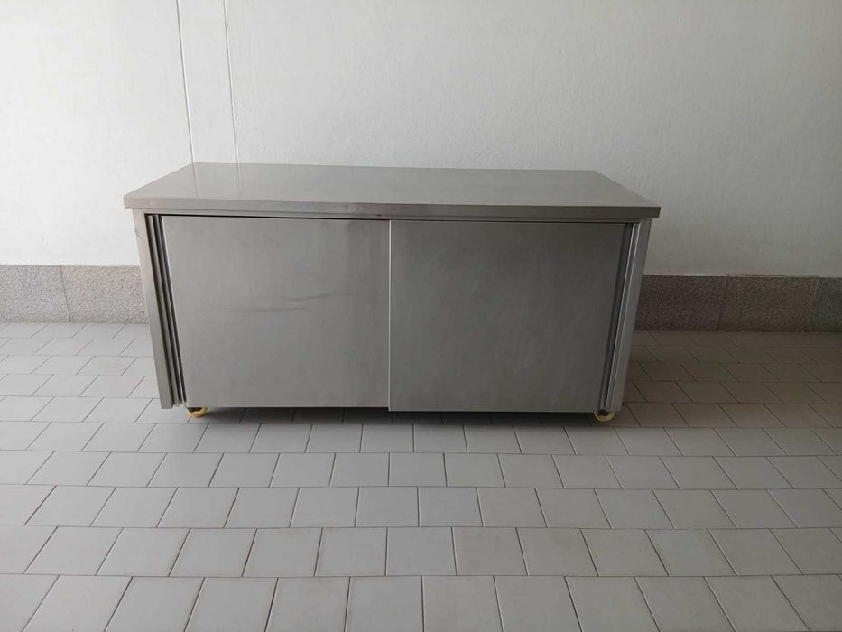 Bancada de trabalho inox com rodas portas de correr toda fechada