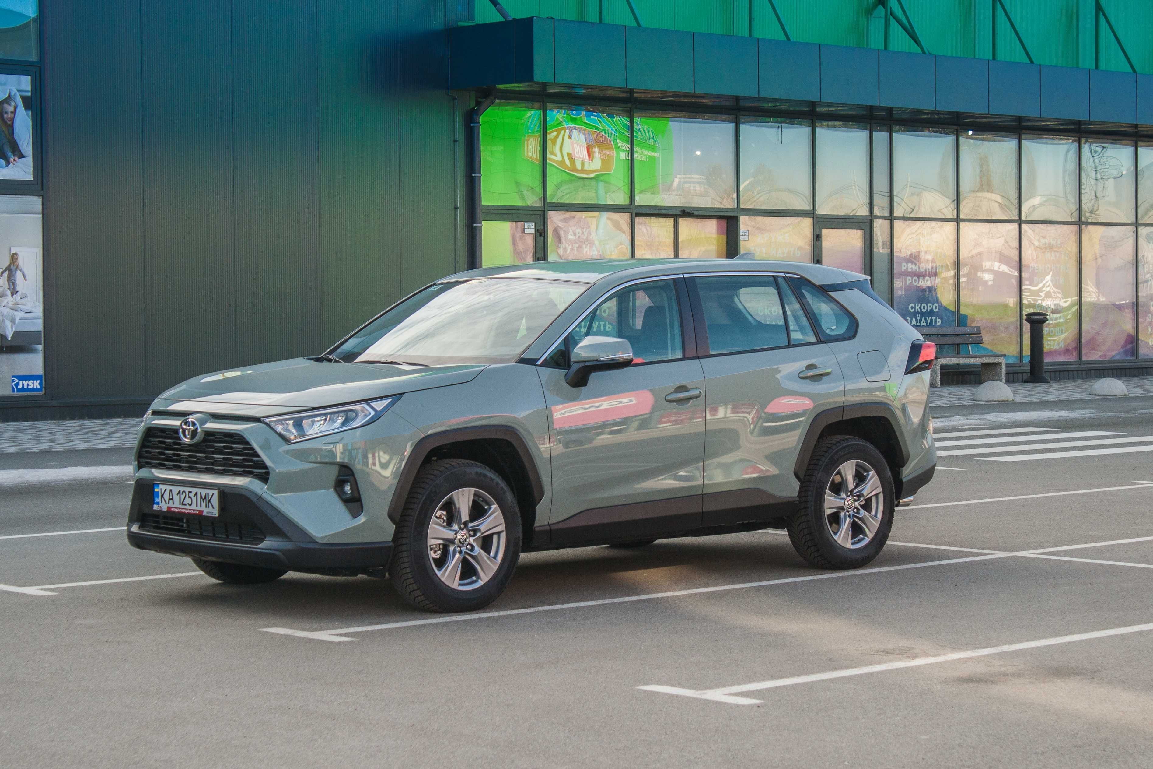 Прокат, оренда аренда нового кросовера Toyota RAV4