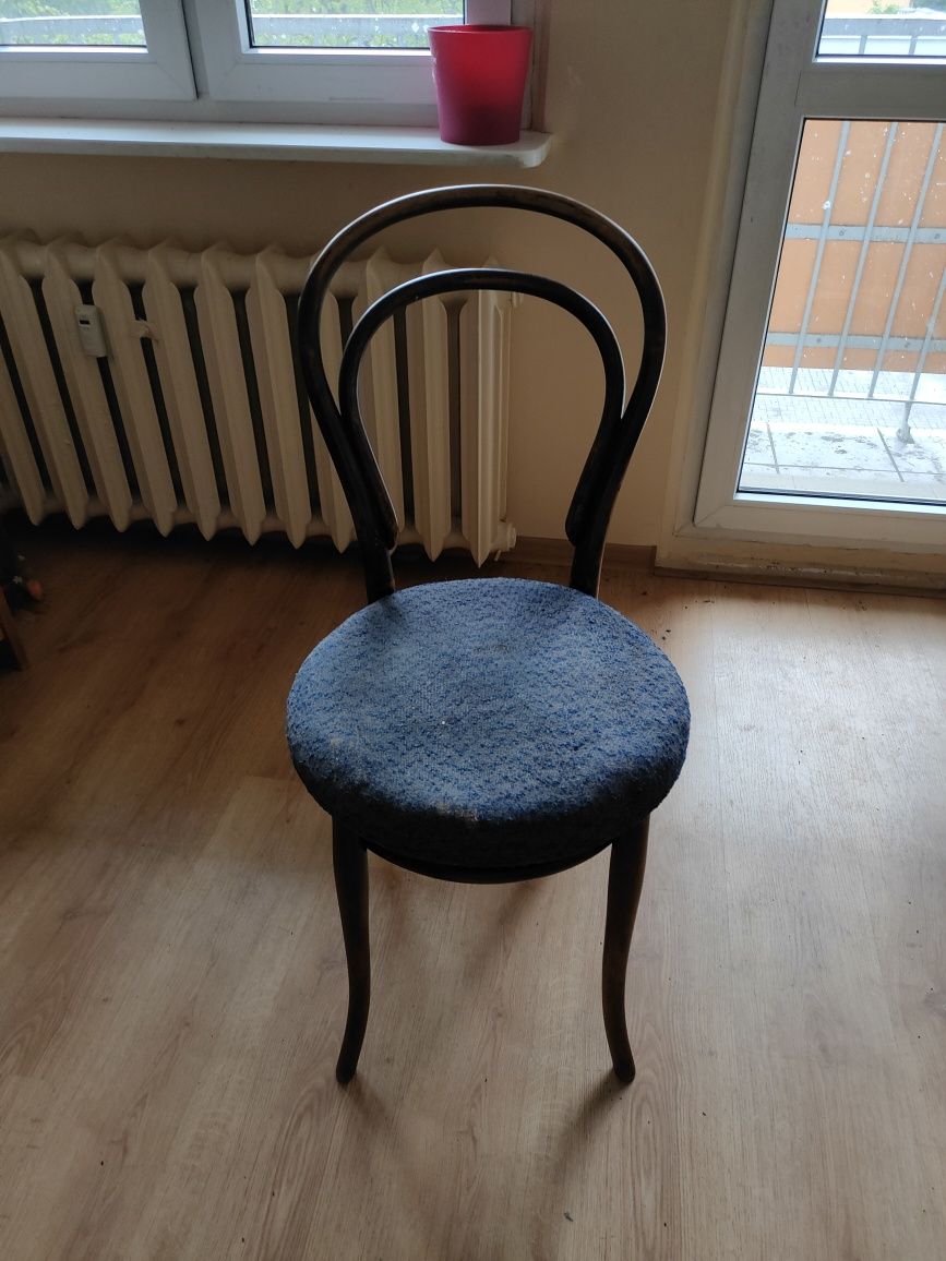 Antyczne krzesła drewniane