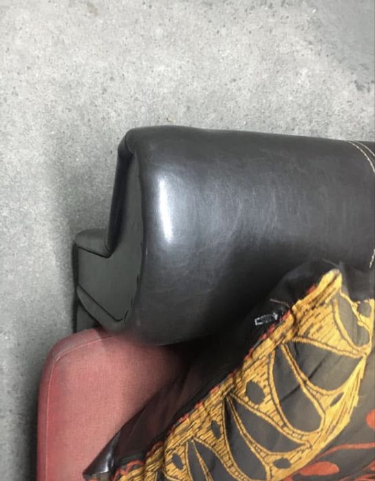 Vendo Sofá Chaise longue grande com 6 almofadas em pele