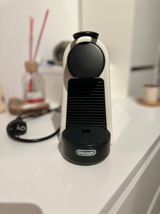 Máquina de Café Delonghi Nespresso Essenza Mini - Branco