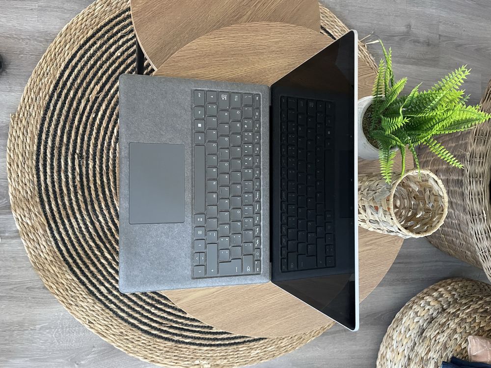 Microsoft surface laptop 5 (13.5”) Intel Core i5-1235U- RAM: 8GB 256GB