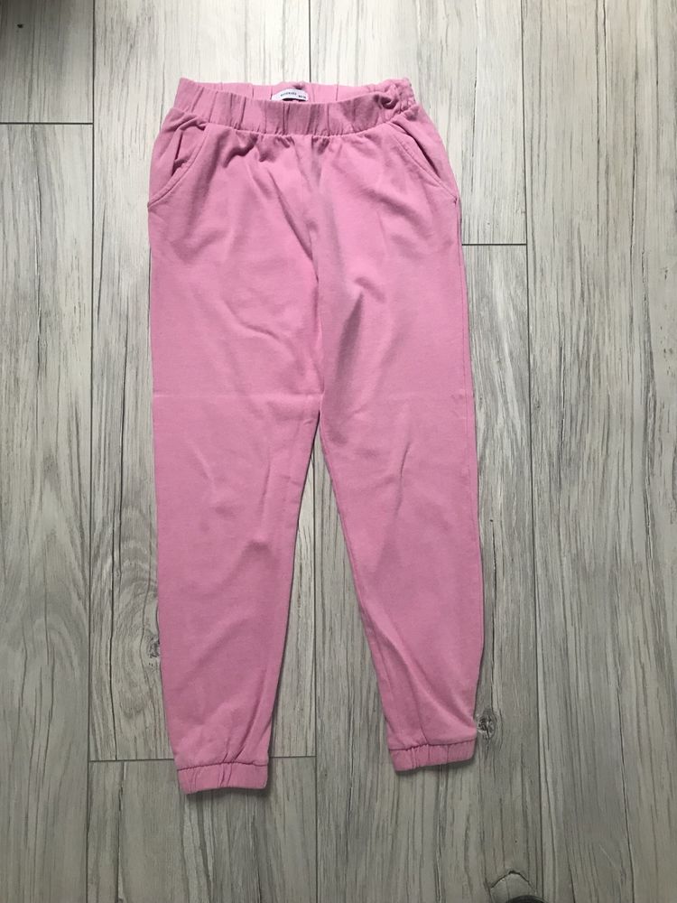Różowe spodnie dresowe Reserved 158