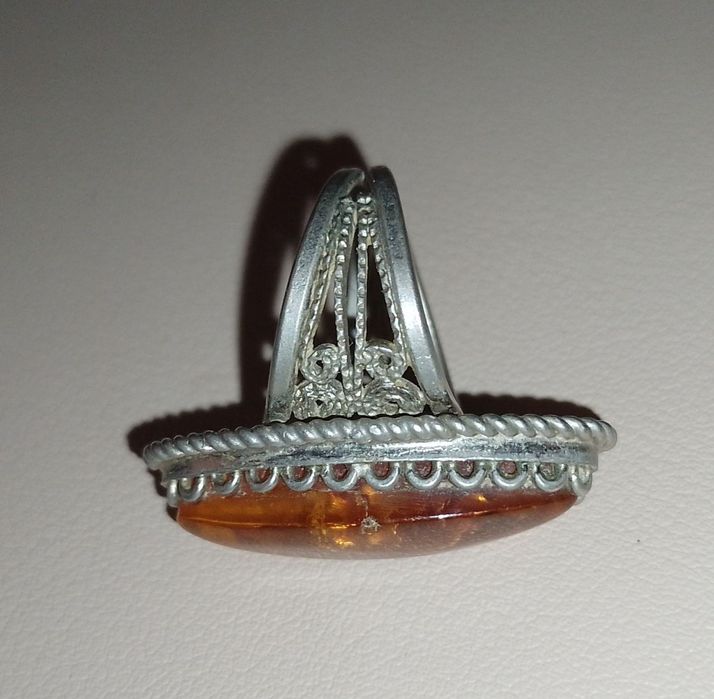 Кольцо с янтарем