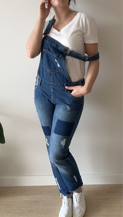 Jeansowe ogrodniczki z przetarciami