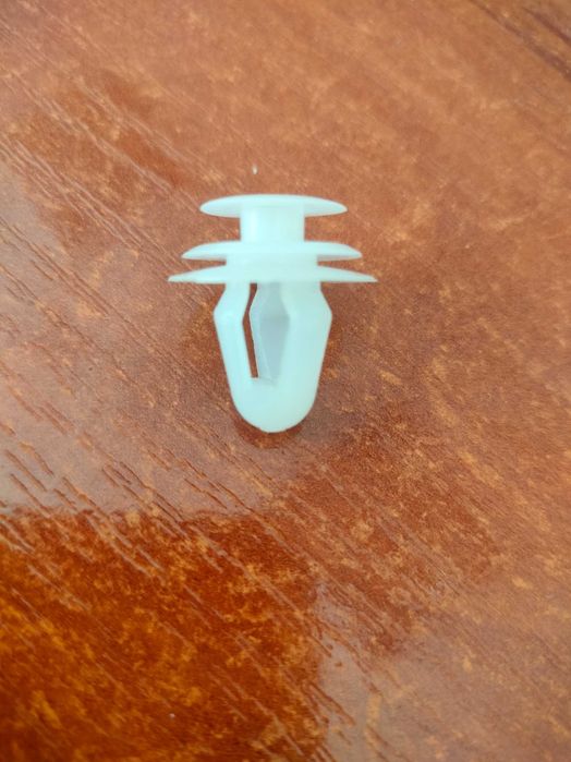 Клипса обшивки дверей