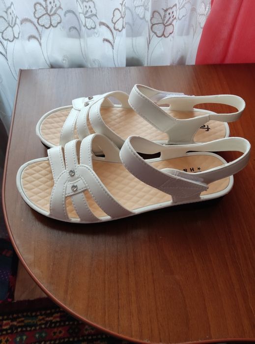 Босоножки женские белые,новые.