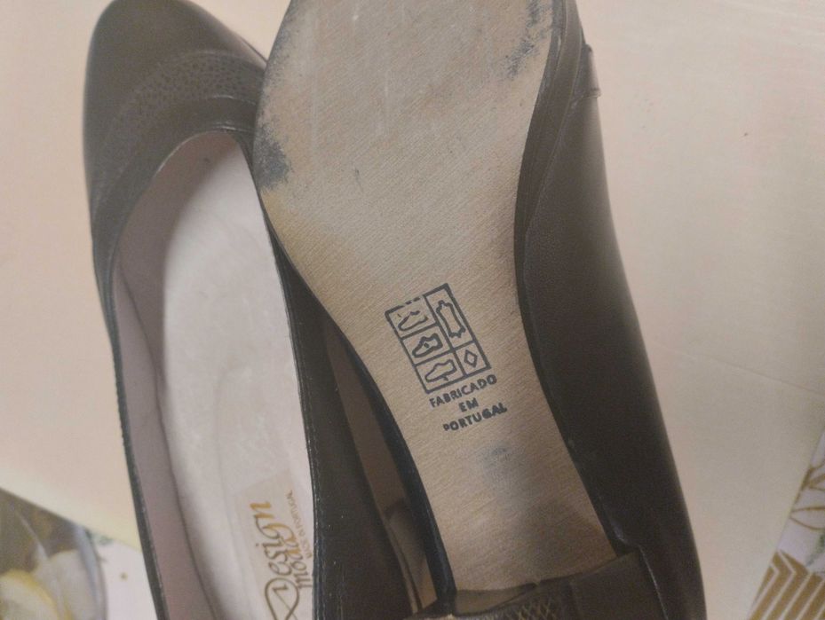 Sapatos pretos de senhora