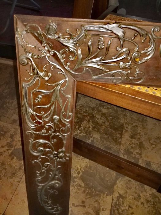 Moldura adornada com trabalho em estanho