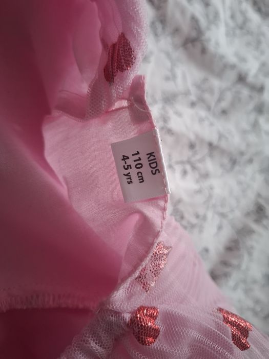 Sukienka w serduszka rozkloszowana 110-116