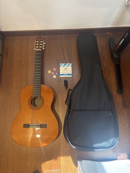 Yahama C40 ( com capa, afinador, cordas substitutas e palhetas)