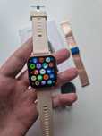 Smartwatch ze złotym paskiem