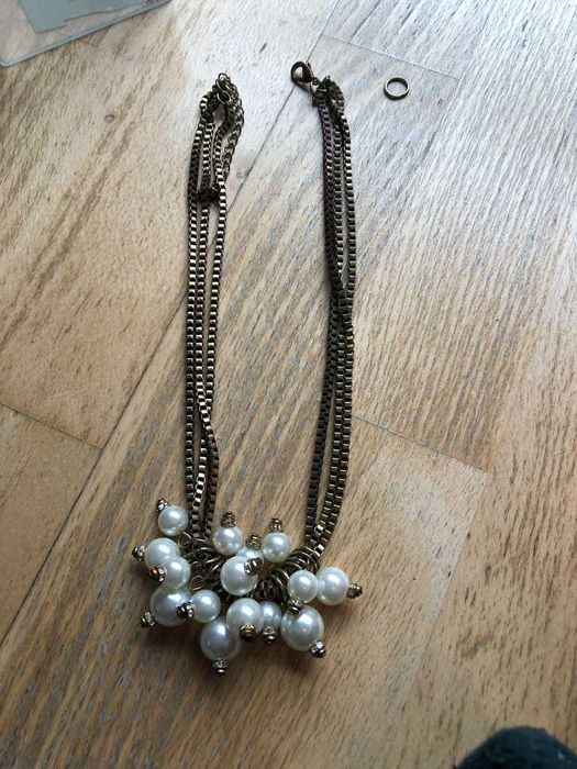 colar dourado com bolas brancas massimo dutti