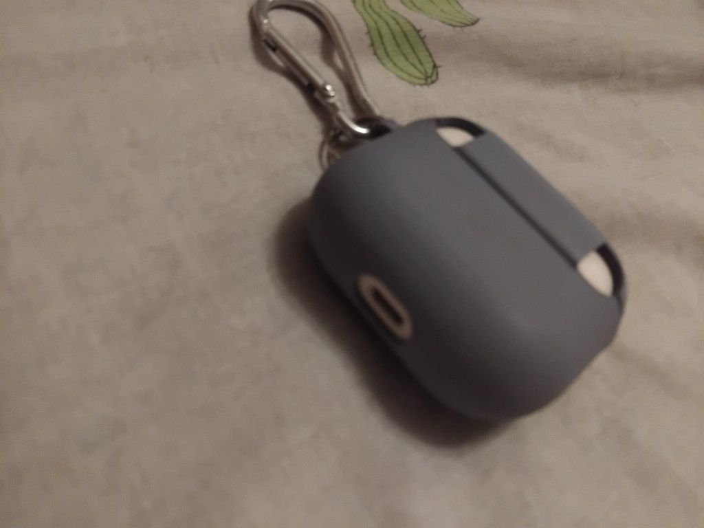 Продам наушники разом з чохлом airpods