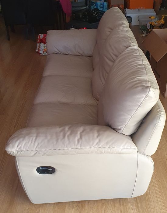 Sofá em pele creme de 3 lugares