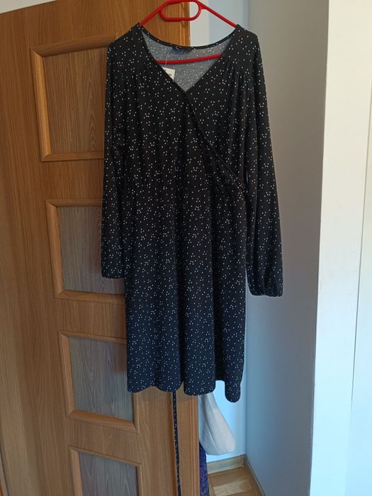 Czarna sukienka w kropki