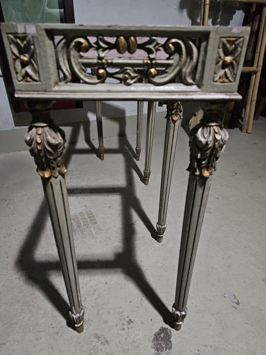 Consola antiga em madeira com pernas trabalhadas sem tampo