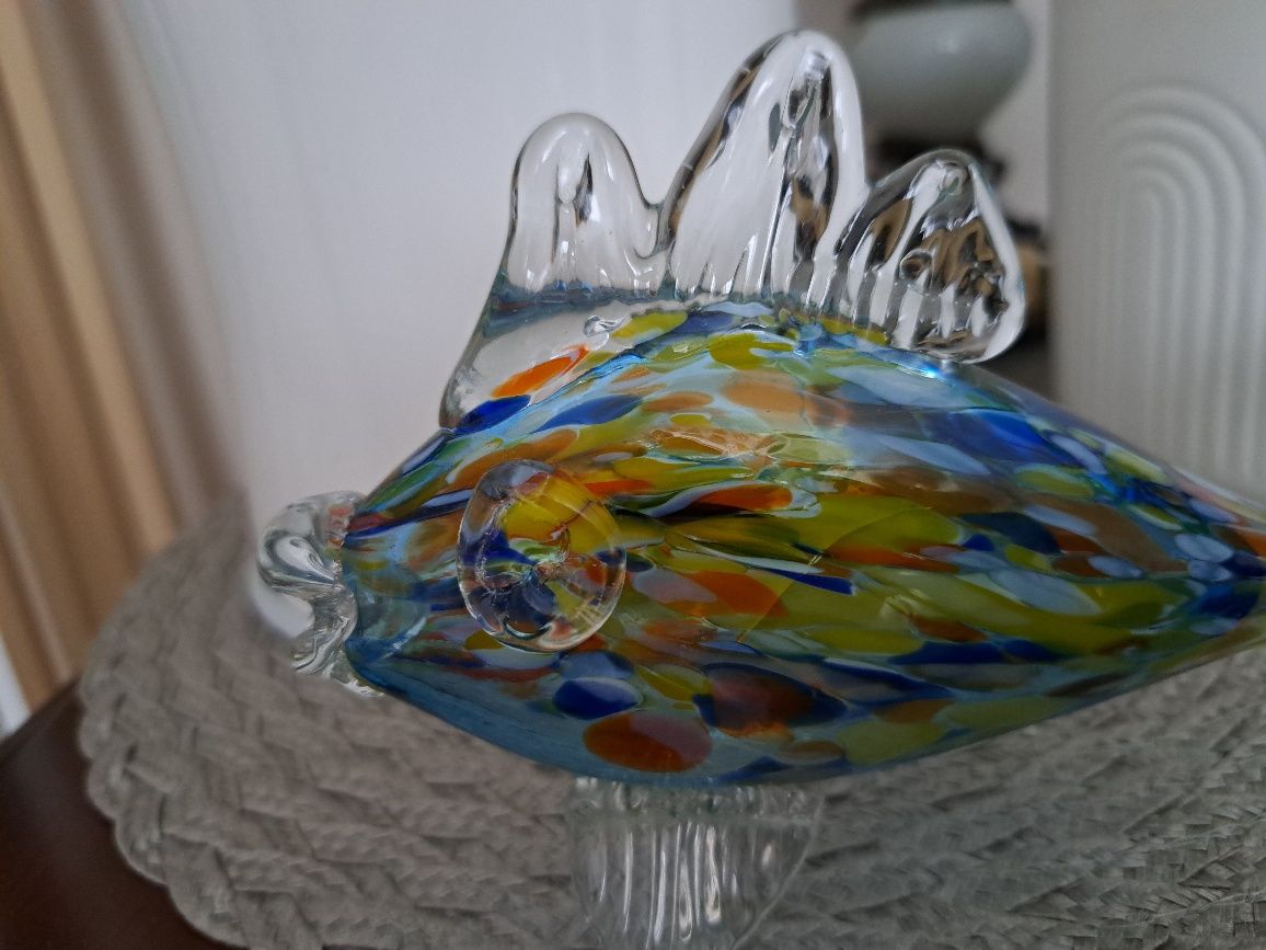 Stare szkło - kolorowa rybka