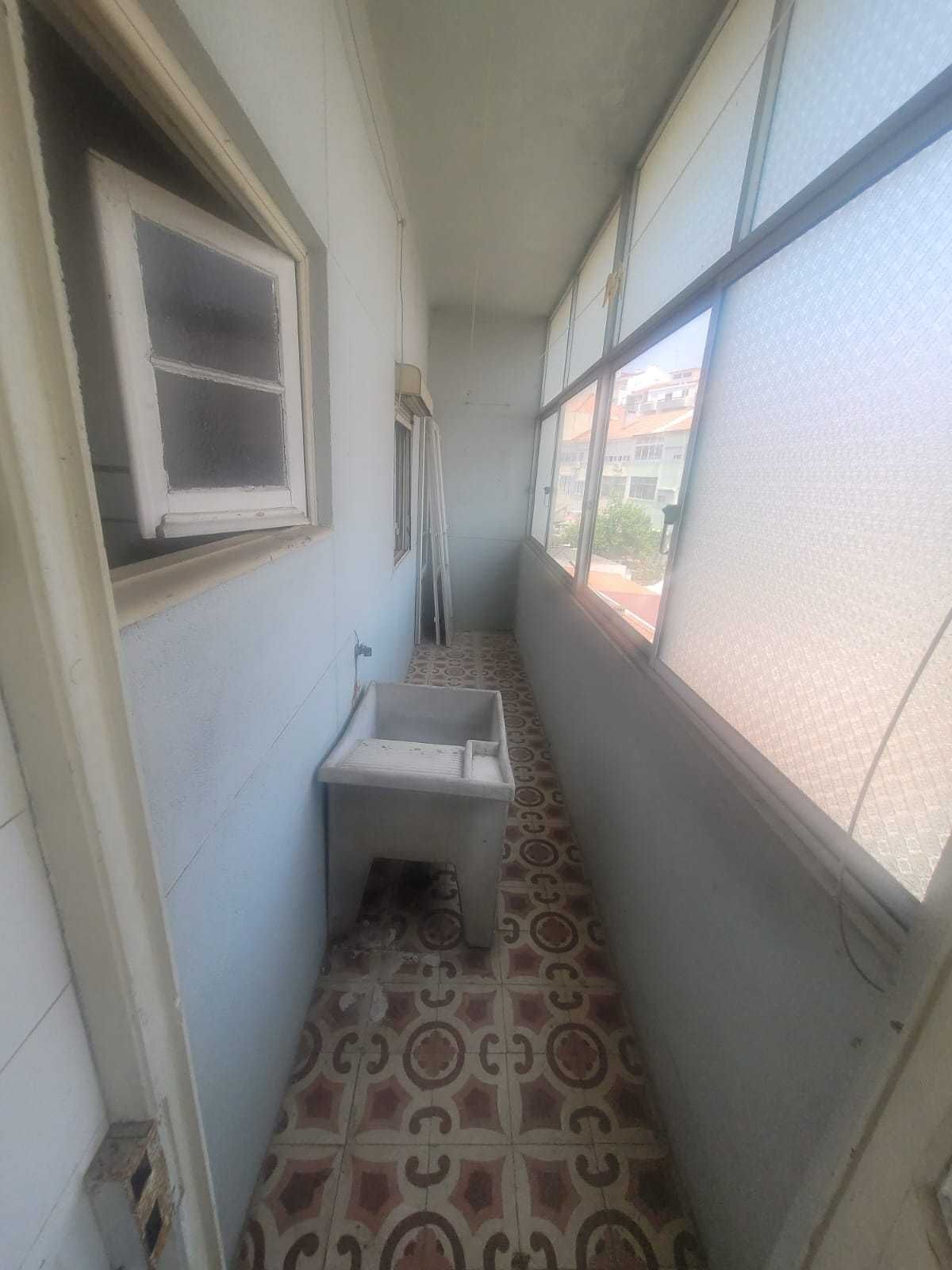 Fantástico Apartamento T2 no Centro Sul, Almada (para obras)